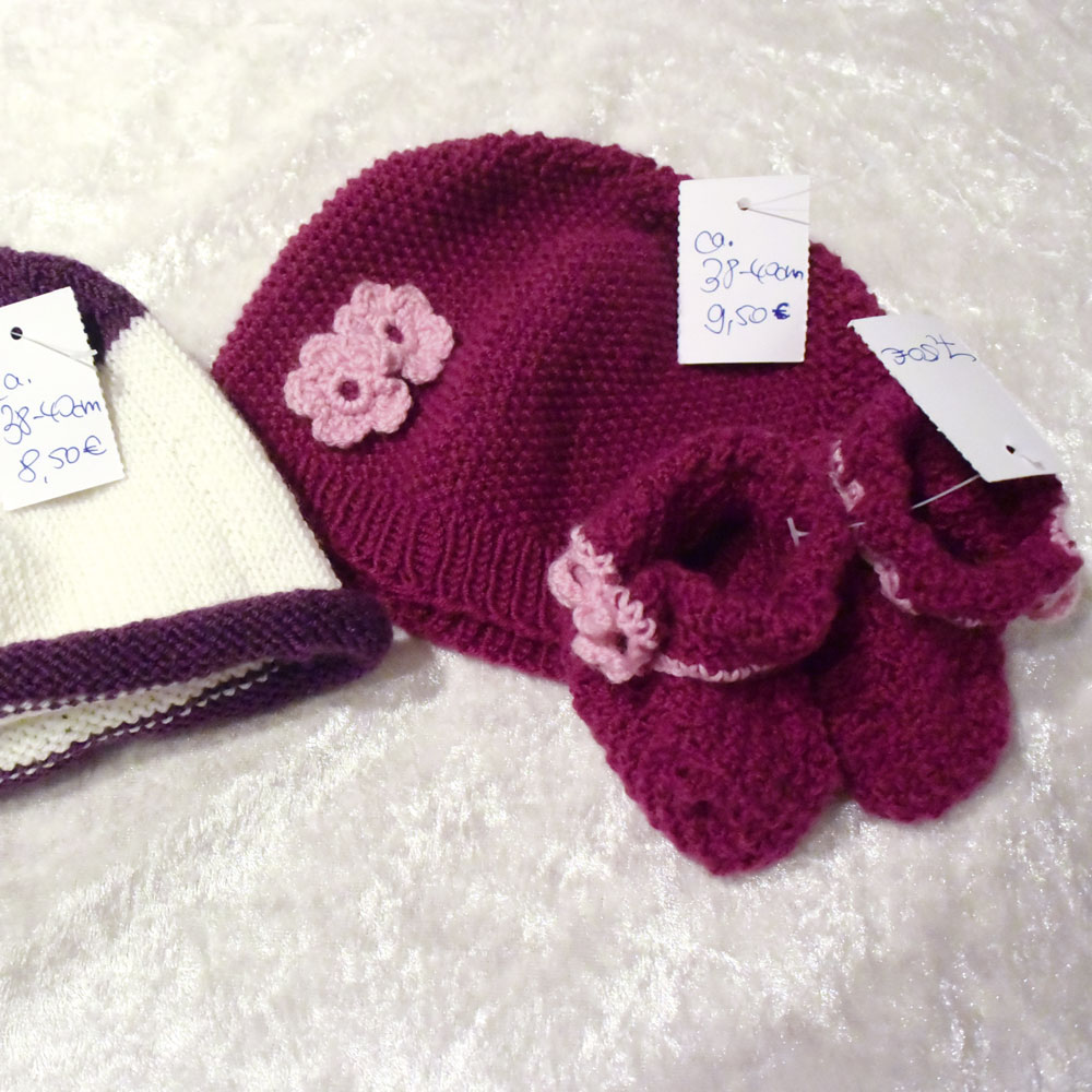 Selbstgestrickte Babymützen und Babyschühchen