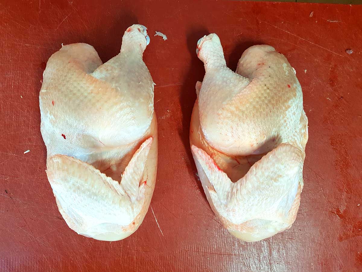 Unser Geflügel wird für Sie frisch auf Bestellung geschlachtet und zerlegt.