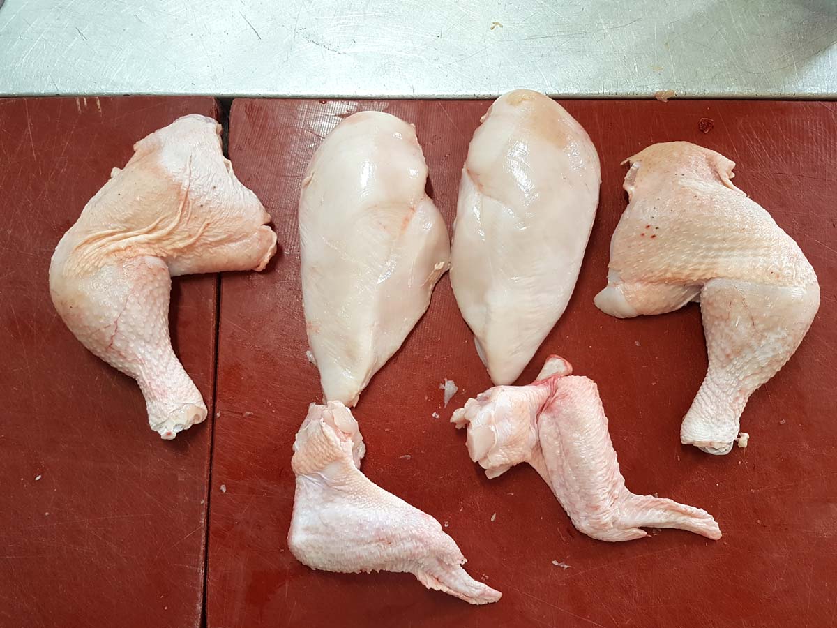 Unsere Hähnchen bekommen Sie zerlegt, als Ganzes oder halbiert.