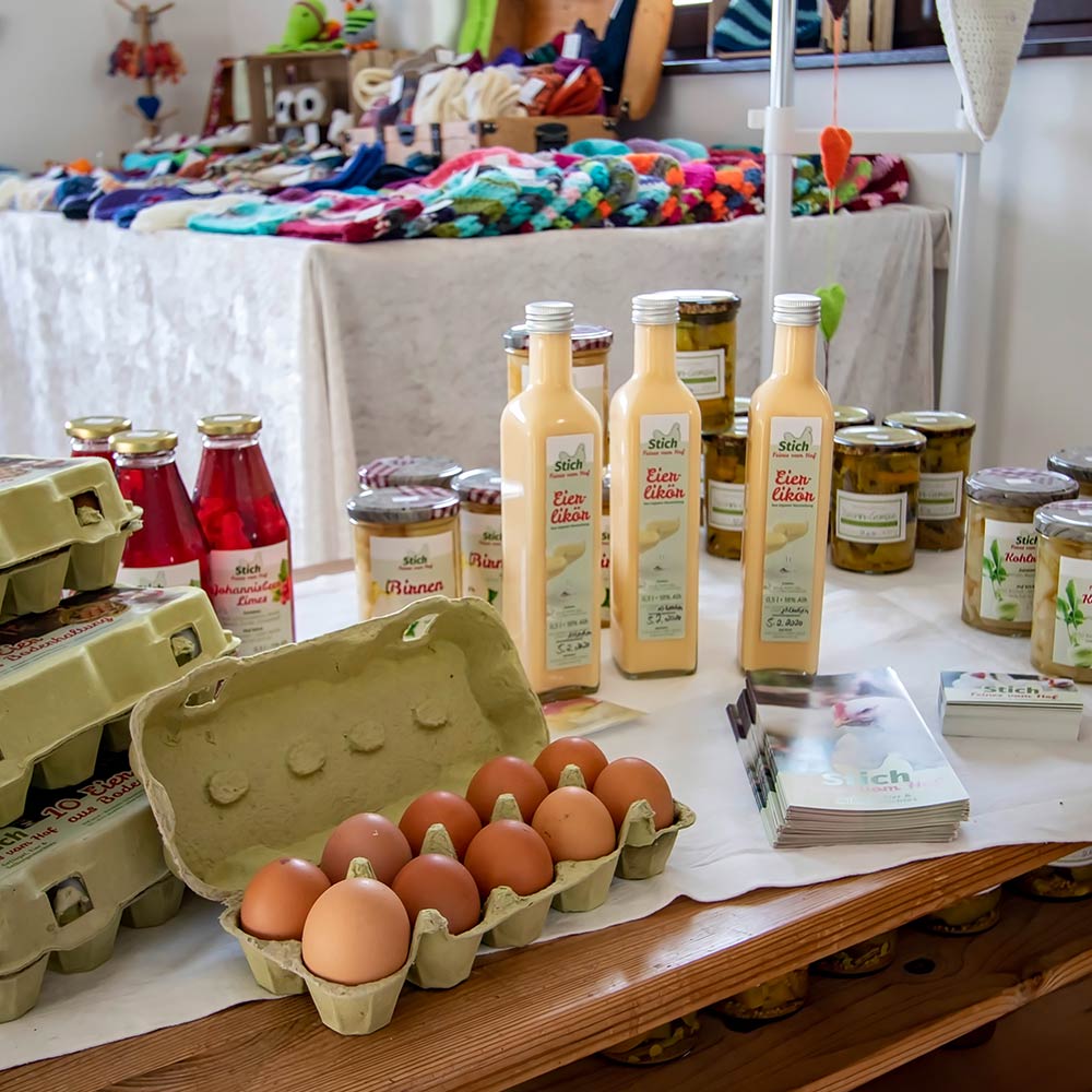 Frische Eier, Johannisbeerlimes, Eierlikör, Fruchtaufstriche aus eigenem Obst, eingelegtes Gemüse und viel mehr gibt's im Hofladen Stich in Buchen-Oberneudorf